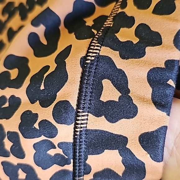 Designed by Fittin, active wear sports/dra,‎ size large. Animal Print. Nice cond - Picture 2 of 8